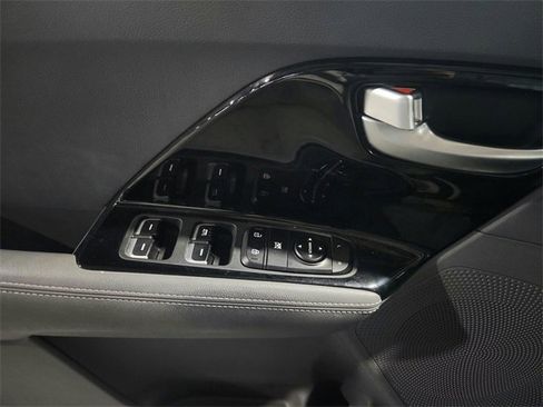 Used 2022 Kia Niro LXS image 16