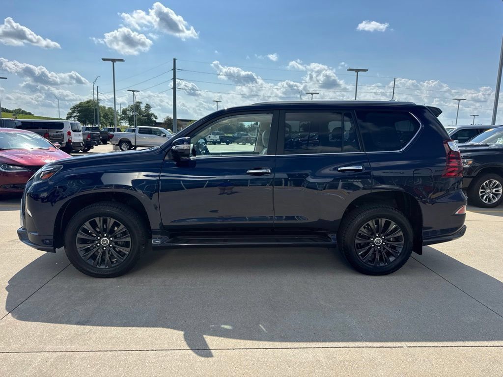 Used 2022 Lexus GX 460 Luxury w/ Sport Design Package AWD/4WD image 28