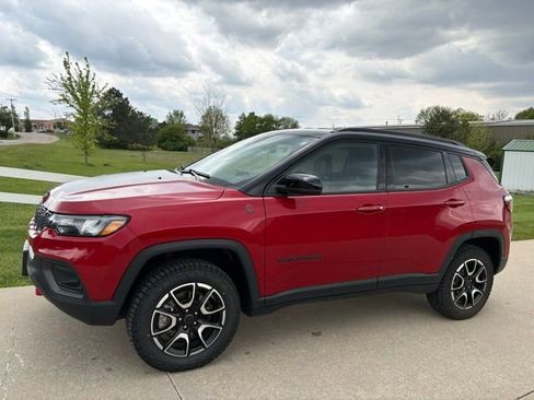 Used 2025 Jeep Compass Trailhawk AWD/4WD image 1