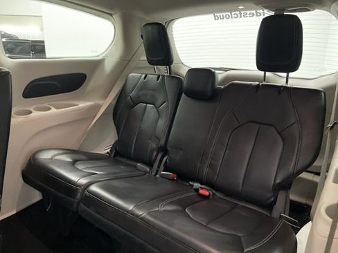 Used 2023 Chrysler Pacifica Touring-L image 25