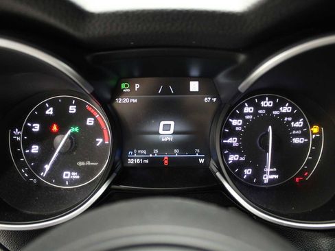 Used 2022 Alfa Romeo Stelvio Veloce image 5