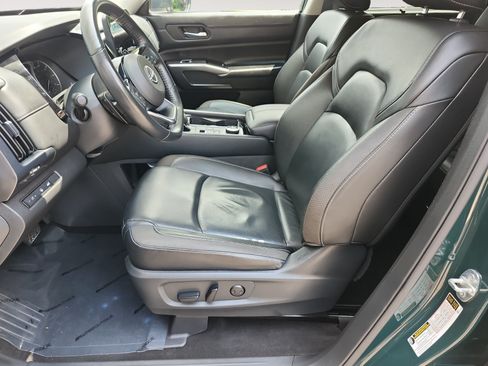 Used 2023 Nissan Pathfinder SL AWD/4WD image 9