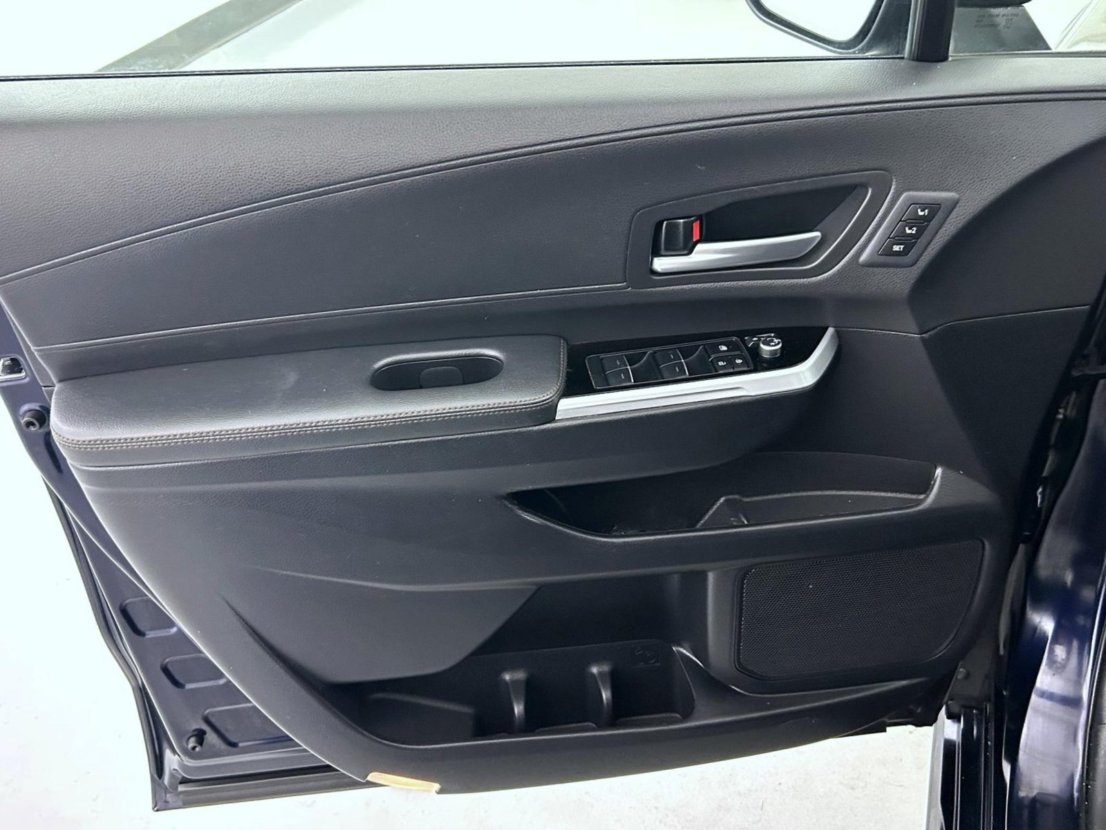 Used 2025 Toyota Sienna Limited AWD/4WD image 9