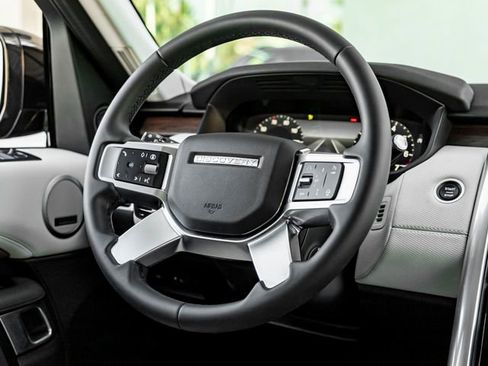 Used 2025 Land Rover Discovery Dynamic SE AWD/4WD image 19