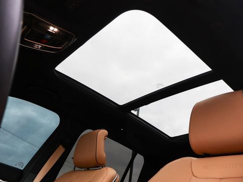 Used 2022 Jeep Grand Cherokee Summit w/ Luxury Tech Group V image 37