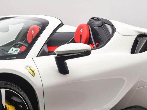 Used 2022 Ferrari SF90 Spider image 9