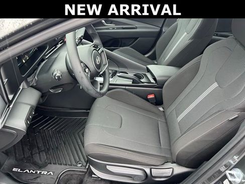 Certified 2025 Hyundai Elantra SE image 12