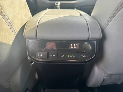 Used 2021 Toyota Highlander XLE AWD/4WD image 15