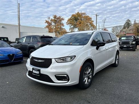 New 2026 Chrysler Pacifica Select image 4