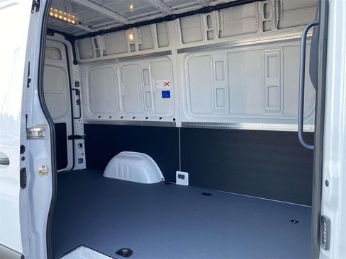 Used 2024 Mercedes-Benz Sprinter 2500 image 22