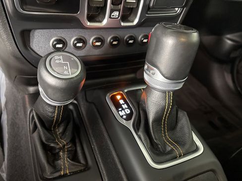 Used 2021 Jeep Gladiator Overland image 19