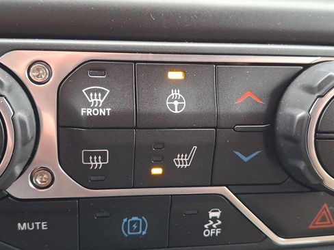 Used 2022 Jeep Wrangler Unlimited Sahara w/ Cold Weather Group image 23