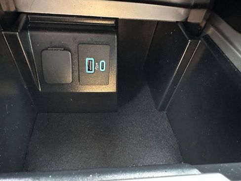 Used 2021 Ford Explorer XLT image 30