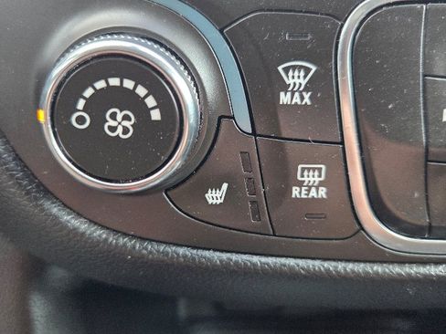 Used 2018 Chevrolet Equinox LT image 24