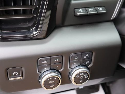 Used 2025 GMC Sierra 1500 AT4 w/ AT4 Premium Package AWD/4WD image 18