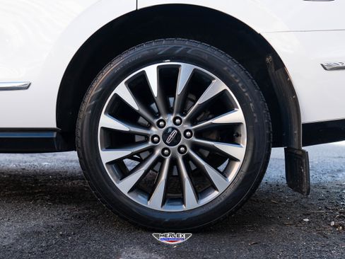 Used 2018 Lincoln Navigator Select w/ Technology Package image 12