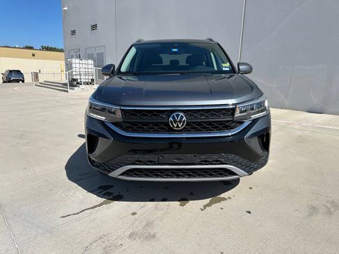 Used 2023 Volkswagen Taos SE FWD image 2