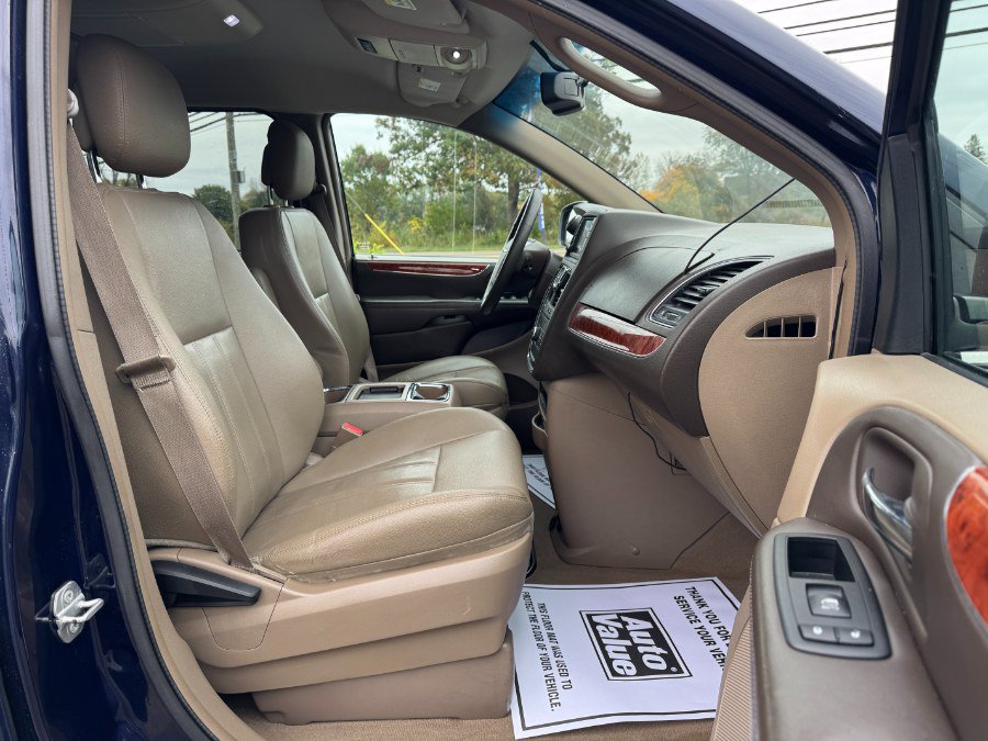 Used 2015 Chrysler Town & Country Touring w/ Driver Convenience Group FWD image 20