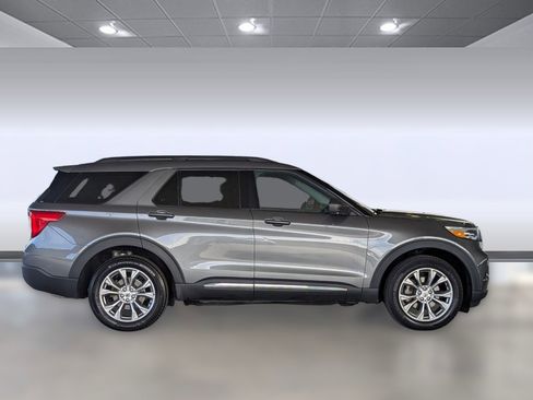 Certified 2022 Ford Explorer XLT w/ Equipment Group 202A image 7