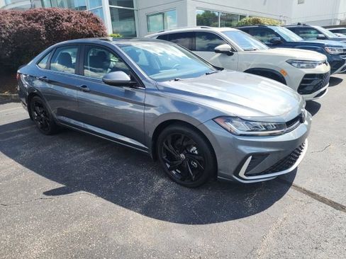 Used 2025 Volkswagen Jetta SE FWD image 2
