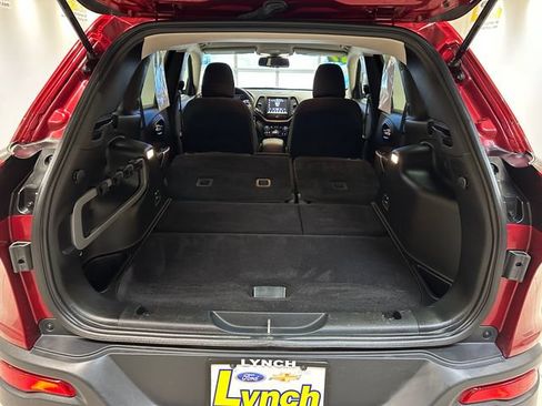 Used 2017 Jeep Cherokee Latitude w/ Cold Weather Group AWD/4WD image 16