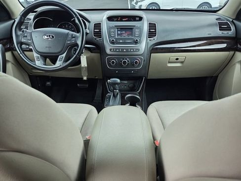 Used 2015 Kia Sorento LX image 12