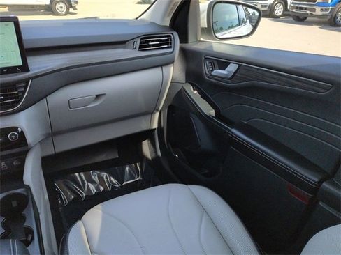 Certified 2025 Ford Escape Platinum w/ Premium Technology Package image 17
