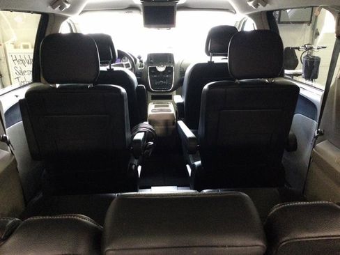 Used 2015 Chrysler Town & Country Touring w/ Driver Convenience Group image 21
