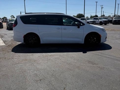 Used 2025 Chrysler Pacifica Limited FWD image 3