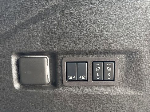 Used 2024 Chevrolet Tahoe Premier AWD/4WD image 32
