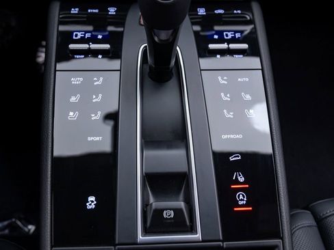 Certified 2025 Porsche Macan image 28