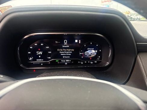 Used 2022 GMC Yukon XL SLT w/ SLT Luxury Package AWD/4WD image 17