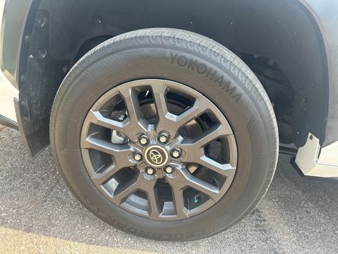 Used 2023 Toyota Sequoia Platinum image 5