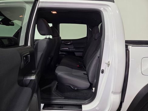 Used 2018 Toyota Tacoma TRD Off-Road w/ Technology Package AWD/4WD image 17
