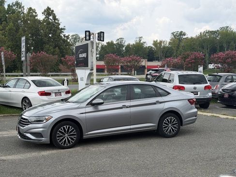 Used 2019 Volkswagen Jetta SEL w/ Cold Weather Package FWD image 3
