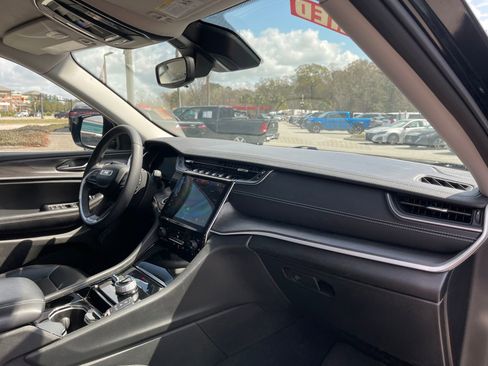 Used 2023 Jeep Grand Cherokee Limited w/ Black Appearance Package image 32