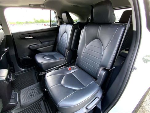 Used 2023 Toyota Highlander XLE image 20