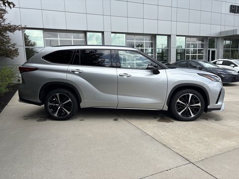 Used 2022 Toyota Highlander XSE AWD/4WD image 7