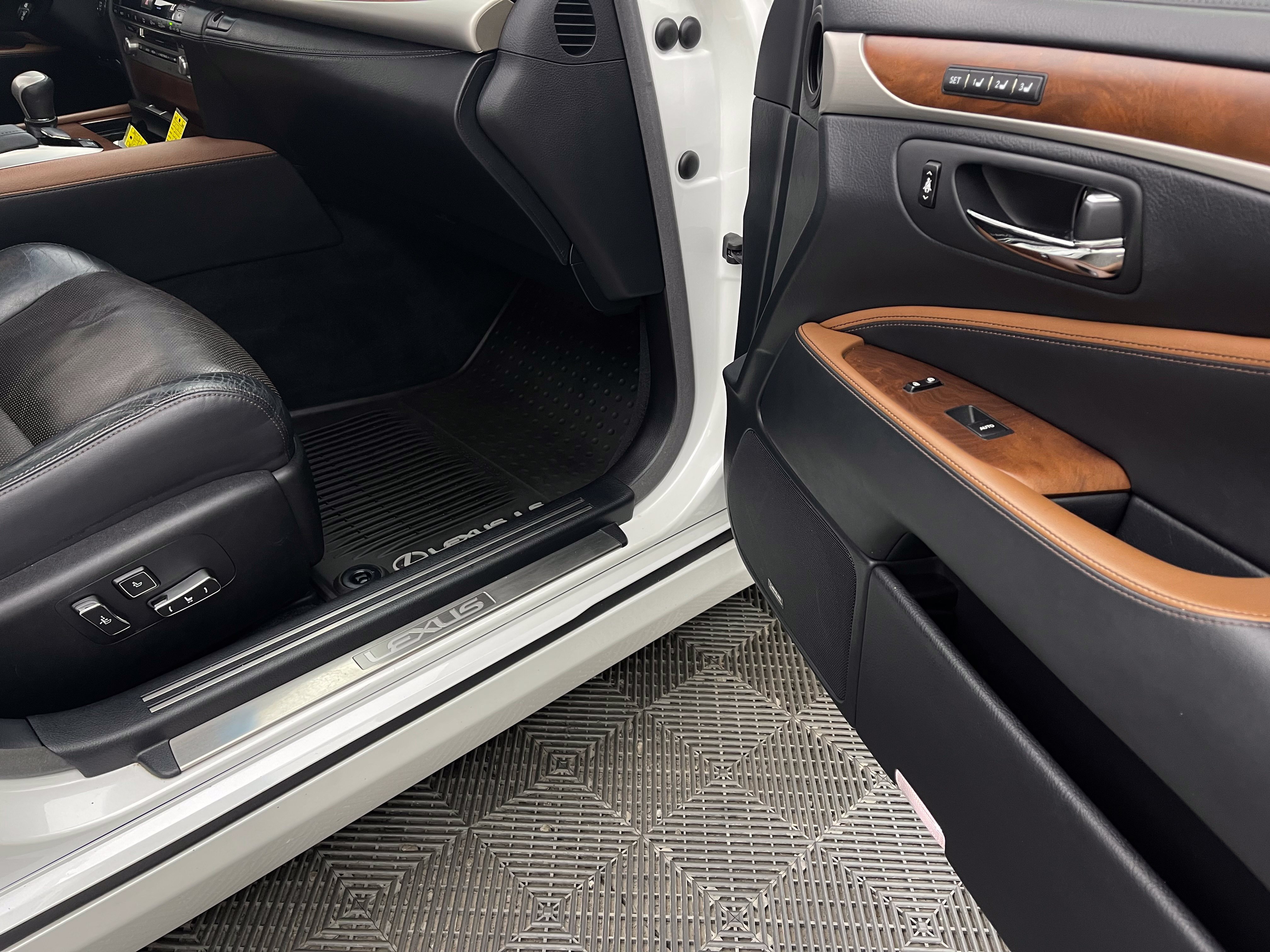 Used 2013 Lexus LS 460 AWD w/ Comfort Pkg image 35