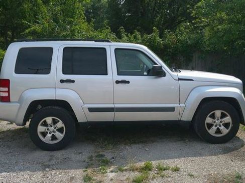 Used 2010 Jeep Liberty Sport w/ Popular Equipment Group AWD/4WD image 3