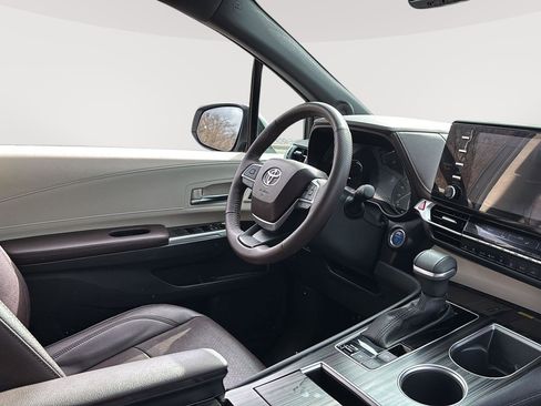 Used 2023 Toyota Sienna Platinum image 6
