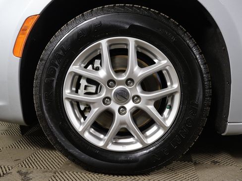 Used 2024 Chrysler Pacifica Touring-L image 19