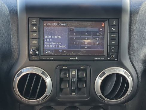 Used 2014 Jeep Wrangler Unlimited Sahara w/ Connectivity Group image 17