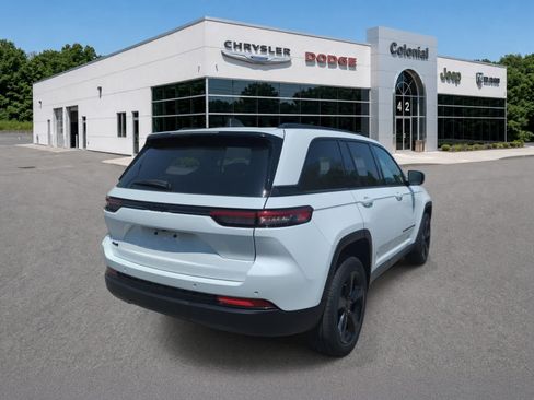 Used 2023 Jeep Grand Cherokee Altitude AWD/4WD image 6