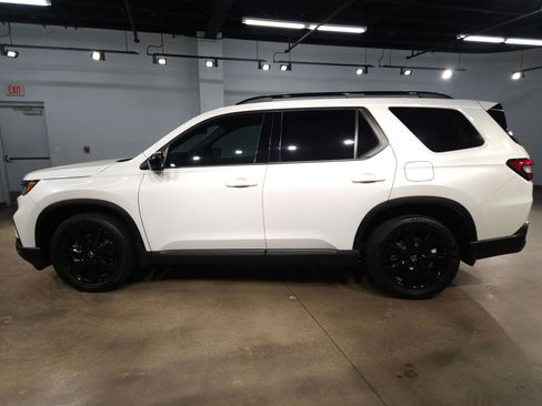 Used 2025 Honda Pilot Black Edition image 4