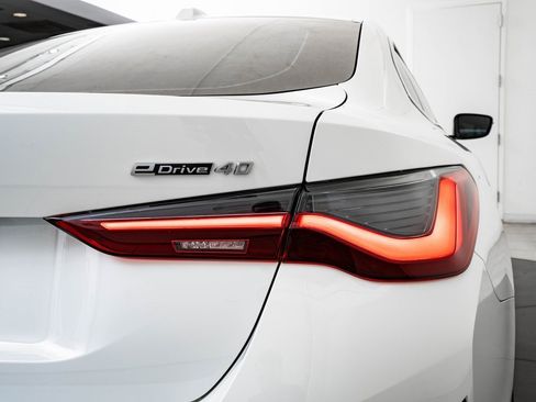 Used 2023 BMW i4 eDrive40 w/ Premium Package image 9