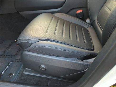 Used 2026 Mercedes-Benz GLC 300 image 4