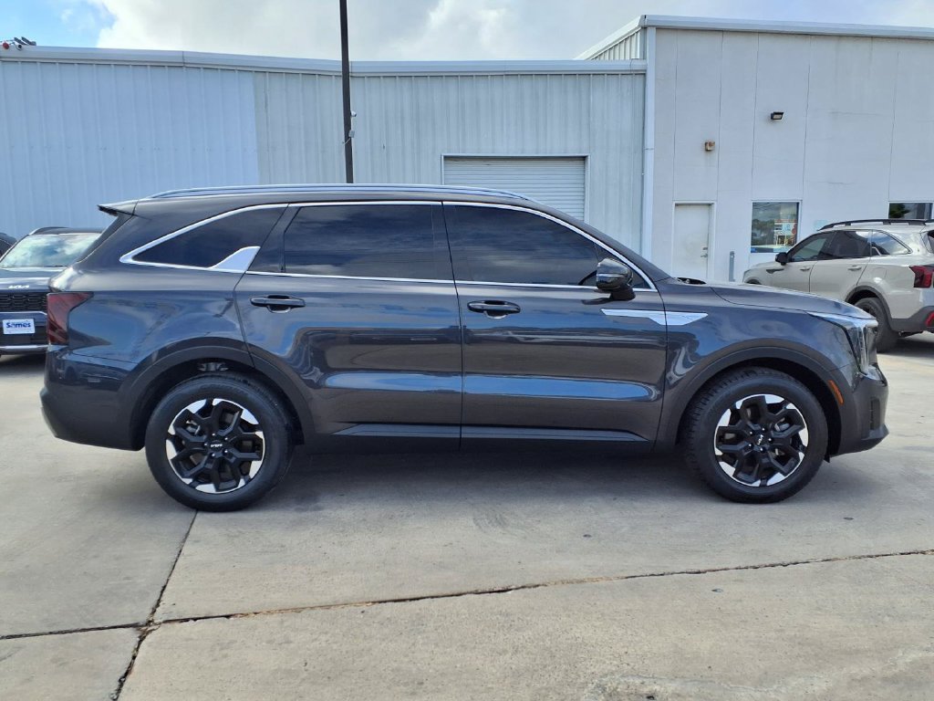 Certified 2025 Kia Sorento S FWD image 9