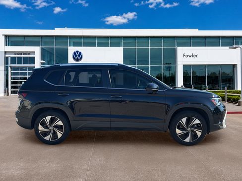 Used 2025 Volkswagen Taos SE AWD/4WD image 4