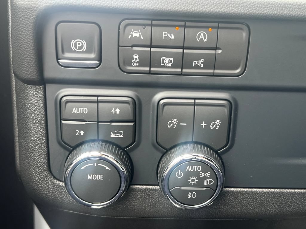 Used 2026 Chevrolet Suburban LT w/ Comfort Package AWD/4WD image 13